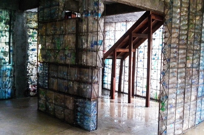 Дизайнеры построили дом из тысяч пластиковых бутылок